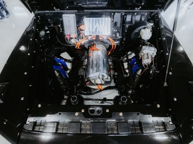 Elektromos jármű motorterének HV kábelezése narancssárga nagyfeszültségű vezetékekkel